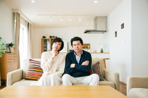 夫婦で考え事をしている写真